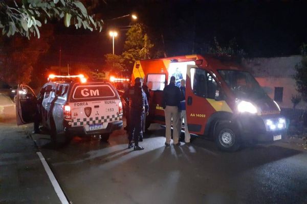 Imagem referente a notícia: Idoso fica ferido após ser esfaqueado no Bairro Cascavel Velho