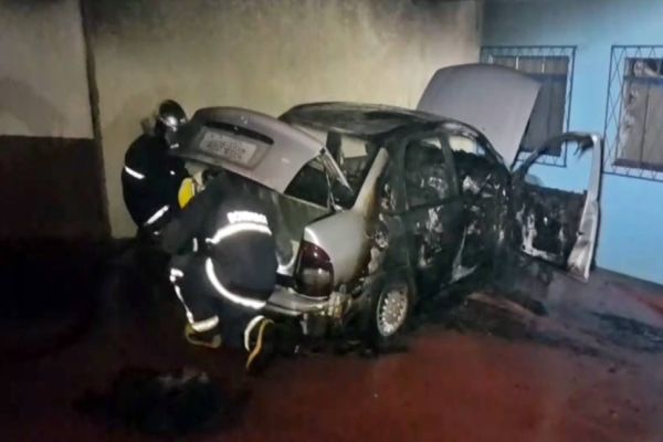 Corsa Classic fica completamente destruído após incêndio no Bairro Morumbi