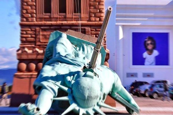 Estátua da Liberdade da Havan cai em dia de vento forte em Capão da Canoa