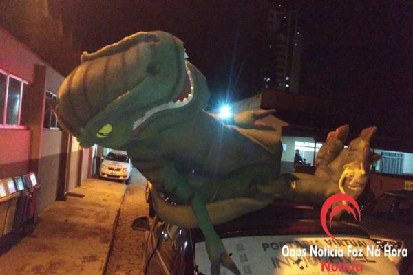 Dinossauro vai parar na delegacia de Foz do Iguaçu