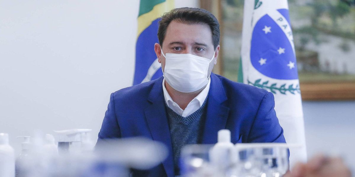 Novo decreto passa toque de recolher para 20 horas e muda horários do comércio no Paraná