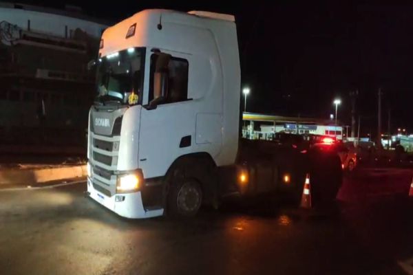 Após perseguição na BR-467, suspeito de roubar caminhão é preso no trevo cataratas em Cascavel