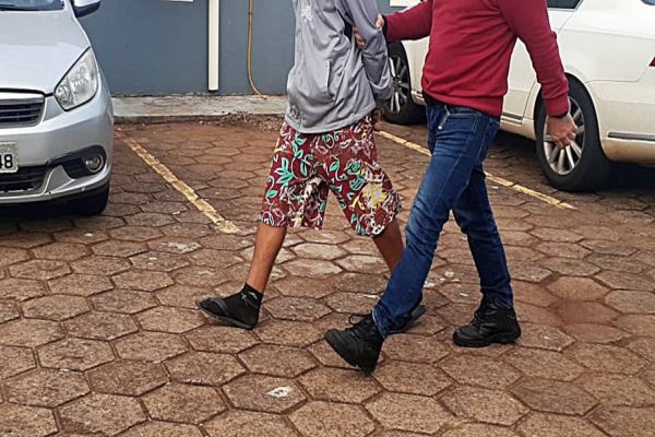 Imagem referente a notícia: Delegacia de Homicídios apreende autor de homicídio ocorrido no Jardim Colmeia