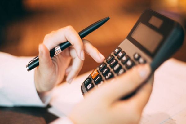 Consumidores paranaenses cortam gastos no mês de maio