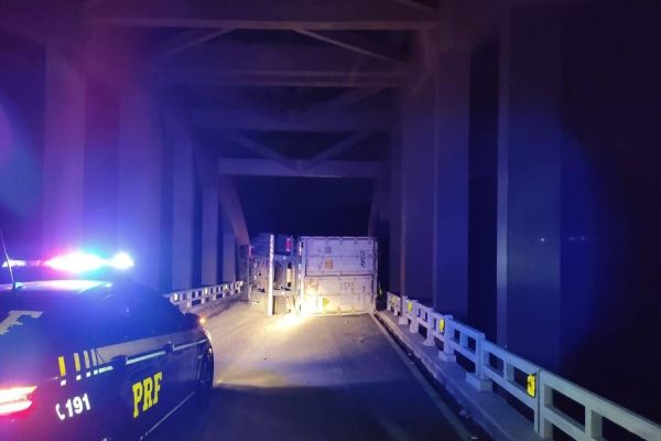 Tombamento de carreta interdita BR-277 na ponte do Rio Cavernoso em Cantagalo
