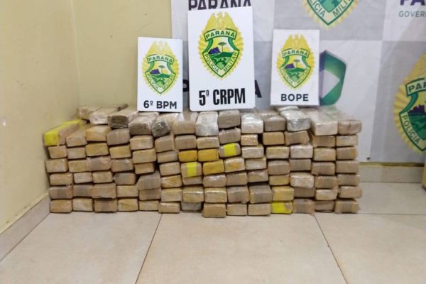 Imagem referente a notícia: Choque e Bope apreende veiculo e motorista com mais de 80kg de maconha na BR-277