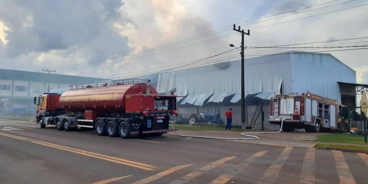 Incêndio de grande proporção toma conta de depósito as margens da rodovia BR-277 em Cascavel