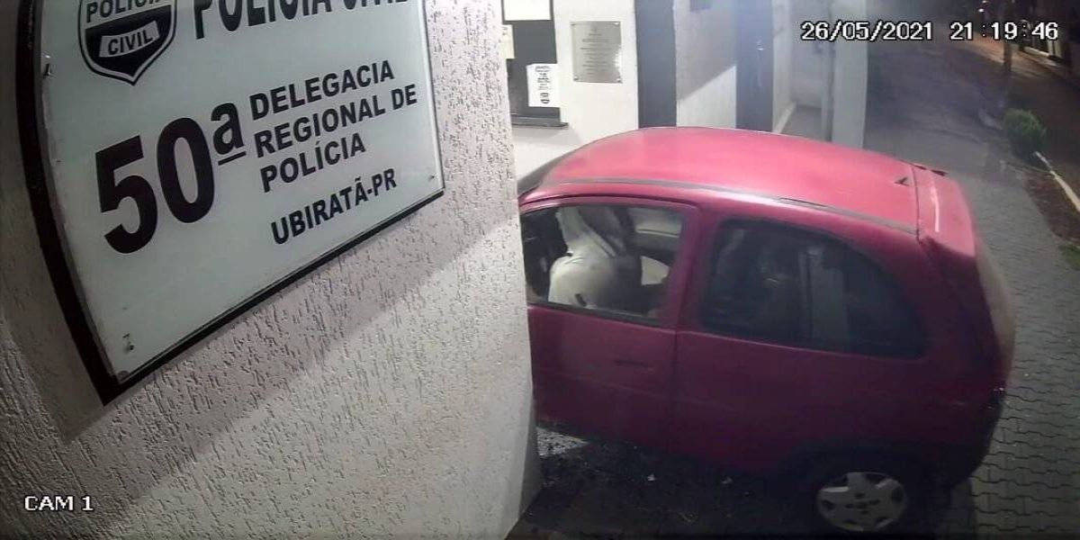 Carro invade delegacia em Ubiratã; Veja o vídeo