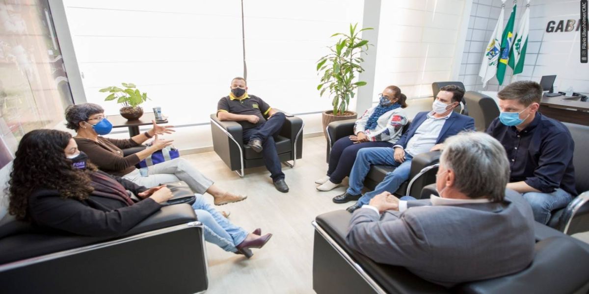 Vereadores cobram secretário por vacinação dos profissionais das universidades