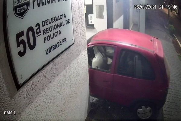 Imagem referente a notícia: Carro invade delegacia em Ubiratã; Veja o vídeo