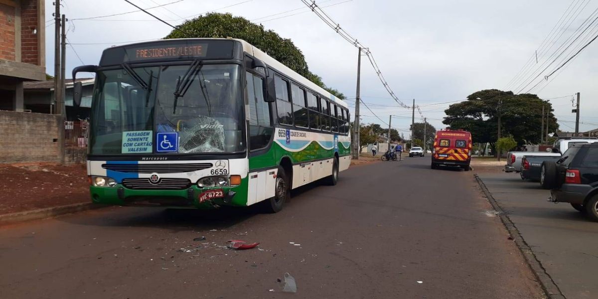 Motociclista foge após colisão frontal em ônibus do transporte coletivo no Bairro Cascavel Velho