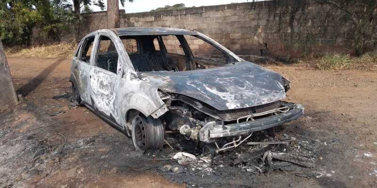 Homens são assassinatos e carbonizados dentro de veiculo no noroeste do Paraná