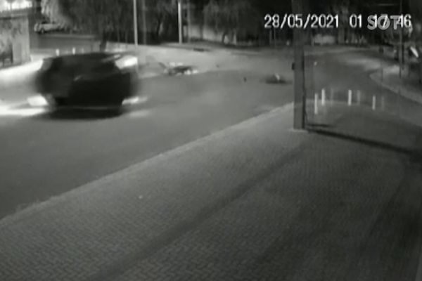 Imagem referente a notícia: Câmera de segurança registra colisão que vitimou o motociclista Michael Occhi Ramos de Souza
