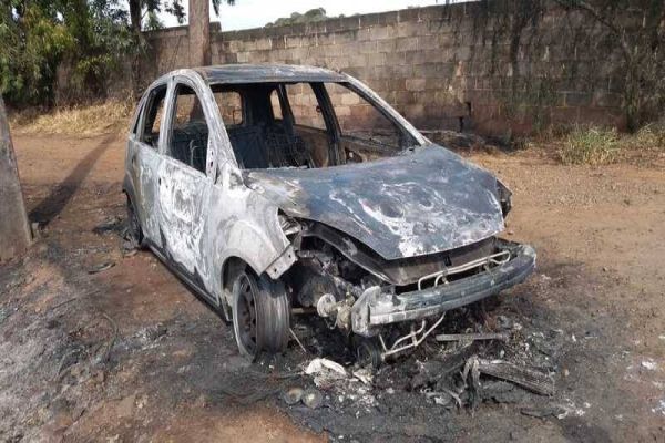 Homens são assassinatos e carbonizados dentro de veiculo no noroeste do Paraná