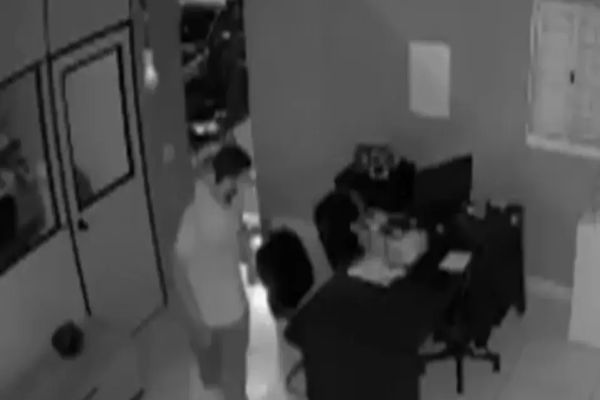 Imagem referente a notícia: Dono de garagem atira em invasor e só depois percebe que matou o irmão; vídeo