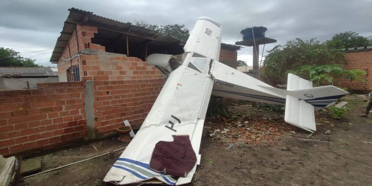 Avião de pequeno porte cai sobre casa em Piraquara