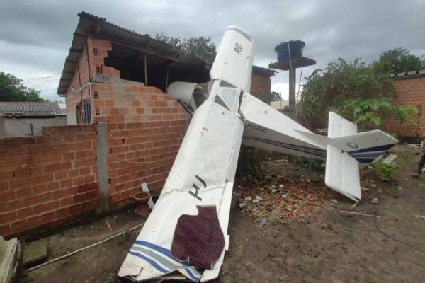 Imagem referente a notícia: Avião de pequeno porte cai sobre casa em Piraquara
