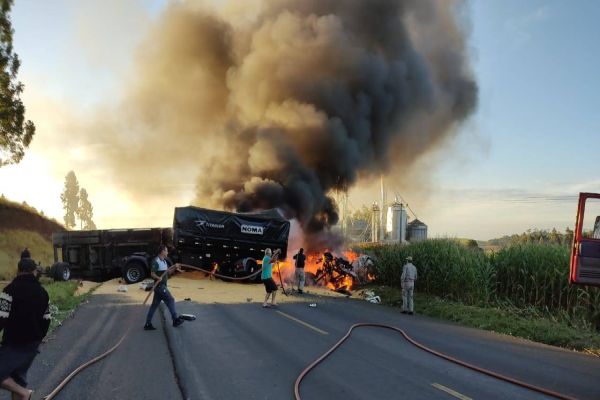Imagem referente a notícia: Caminhoneiros morrem carbonizados após colisão frontal entre dois caminhões na PR-280