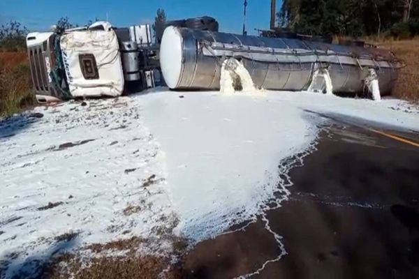 Imagem referente a notícia: Carreta carregada com leite tomba na PR-566 em Itapejara d´Oeste; Video