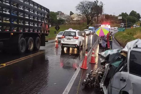 Colisão entre carro e caminhão na BR-376 mata duas pessoas