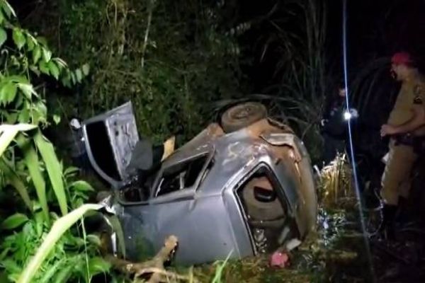 Irmãos morrem e mulher fica gravemente ferida em acidente