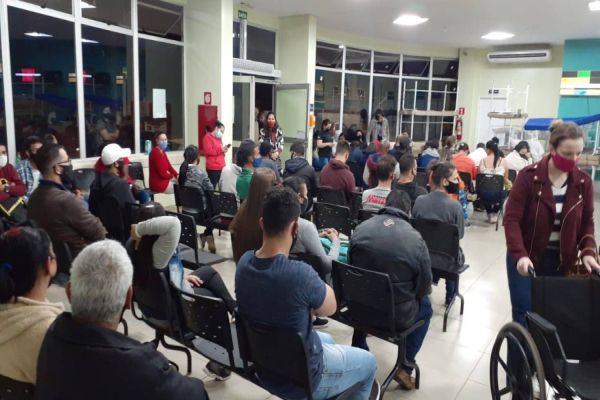 Imagem referente a notícia: UPA Veneza: pacientes relatam demora no atendimento e medo na espera com pacientes de Covid-19