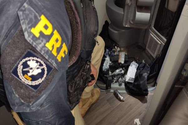 Imagem referente a notícia: PRF e Polícia Civil apreendem armas e munições em Cascavel