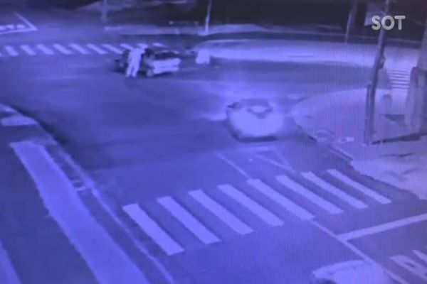 Imagem referente a notícia: Câmera de segurança registra colisão entre carro e moto na Avenida Piquiri no Bairro São Cristóvão