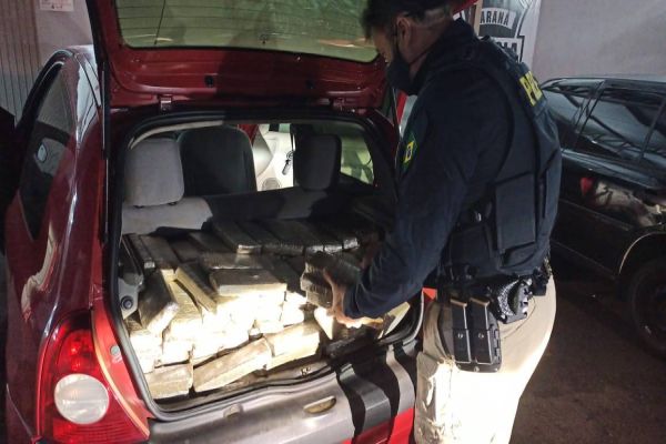 Imagem referente a notícia: PRF prende mulher transportando quase 250 kg de maconha em Campo Mourão