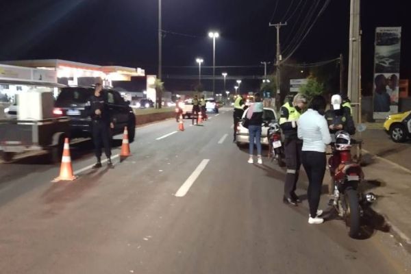 Abordagem de motocicleta com registro de furto e autuações por poluição sonora marcam blitz