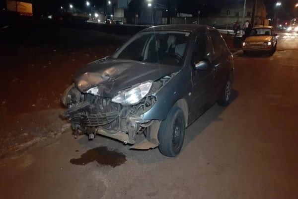Imagem referente a notícia: Motociclista fica ferido em colisão de trânsito no Bairro São Cristóvão, em Cascavel