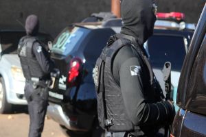 Imagem referente à notícia: PCPR apreende armas, drogas e R$ 78 mil em operação contra grupo criminoso em Curitiba