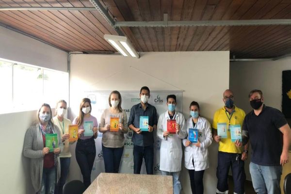 Cartilhas atualizadas com orientações sobre abuso das drogas são distribuídas