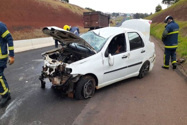 Imagem referente a notícia: Mulher fica ferida após capotamento na rodovia PRc-467 em Cascavel