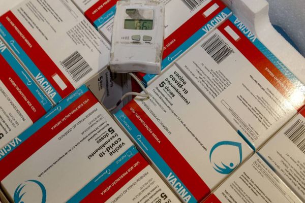 Paraná recebe mais 360.250 doses da vacina AstraZeneca contra a Covid-19