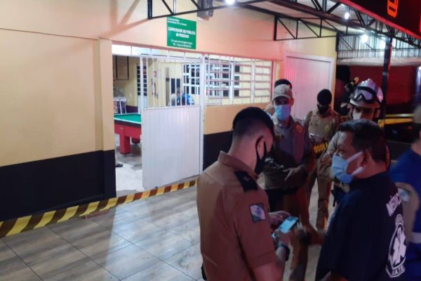 Imagem referente a notícia: Homem é alvejado na cabeça em bar no Loteamento Alvorada em Cascavel