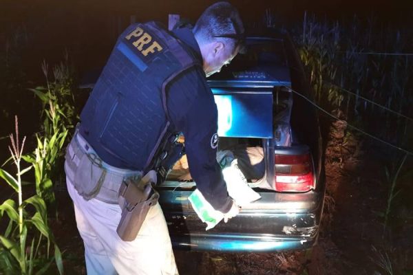 Imagem referente a notícia: Após fuga e perseguição, PRF prende contrabandista de agrotóxicos em Terra Roxa
