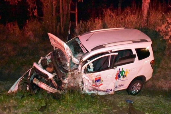 Imagem referente a notícia: Carro da Secretaria de Saúde de Campina da lagoa se envolve em grave acidente na BR-369