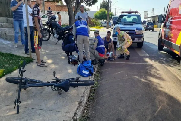 Foto relacionada a notícia: Motociclista fica ferida após colisão de trânsito no Bairro Bela Vista, em Cascavel