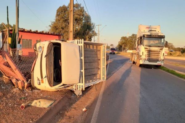 Imagem referente a notícia: Kombi tomba após colisão na marginal da rodovia BR-467, em Cascavel