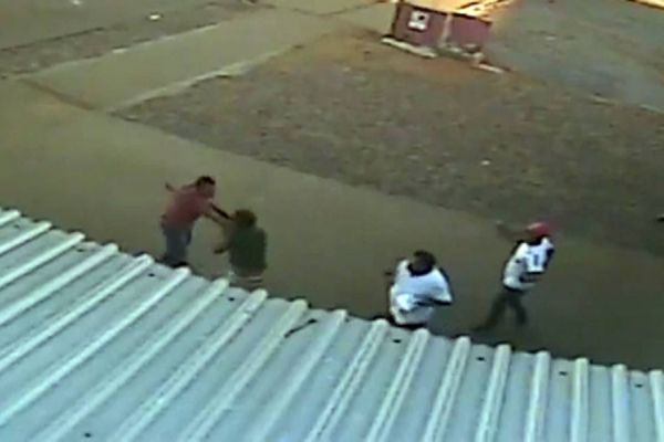 Imagem referente a notícia: Câmera de segurança registra homem sendo esfaqueado na Avenida Assunção