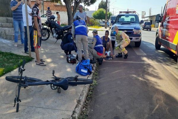 Imagem referente a notícia: Motociclista fica ferida após colisão de trânsito no Bairro Bela Vista, em Cascavel