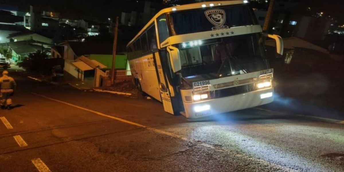 Ônibus que transportava atletas do Stein Cascavel Futsal  se envolve em acidente em Santa Catarina