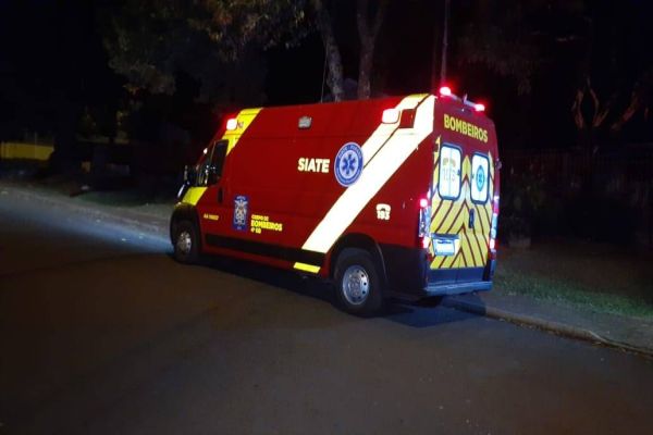 Imagem referente a notícia: Ciclista fica ferido após colidir em caminhão estacionado no Bairro Clarito