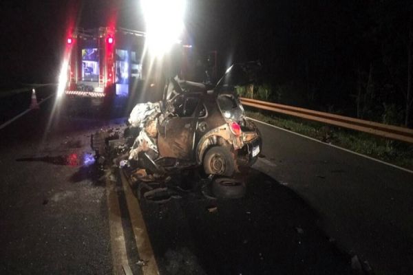 Ford Ka com sete pessoas bate de frente com caminhonete na BR-277 e jovem de 20 anos morre
