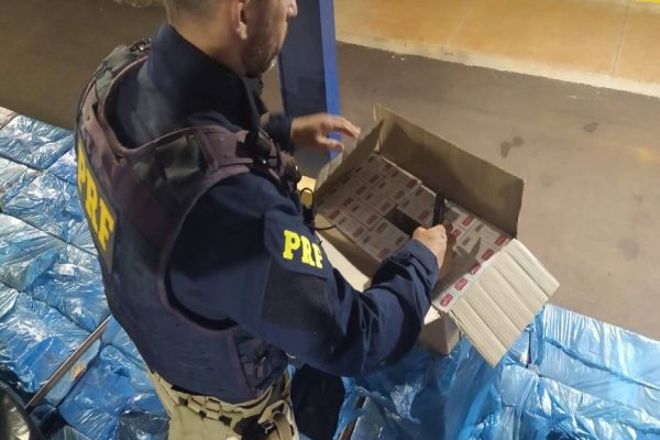 PRF realiza apreensão de cigarros contrabandeados em zona rural de Guaíra