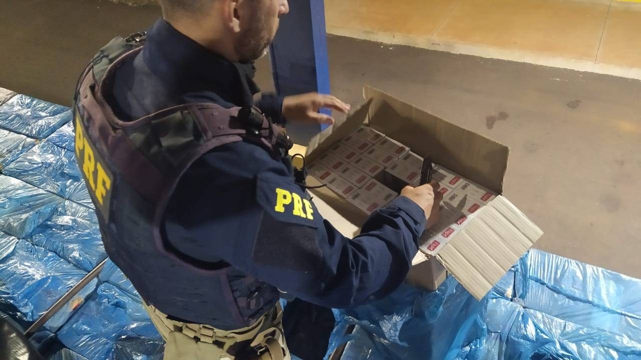 PRF realiza apreensão de cigarros contrabandeados em zona rural de Guaíra