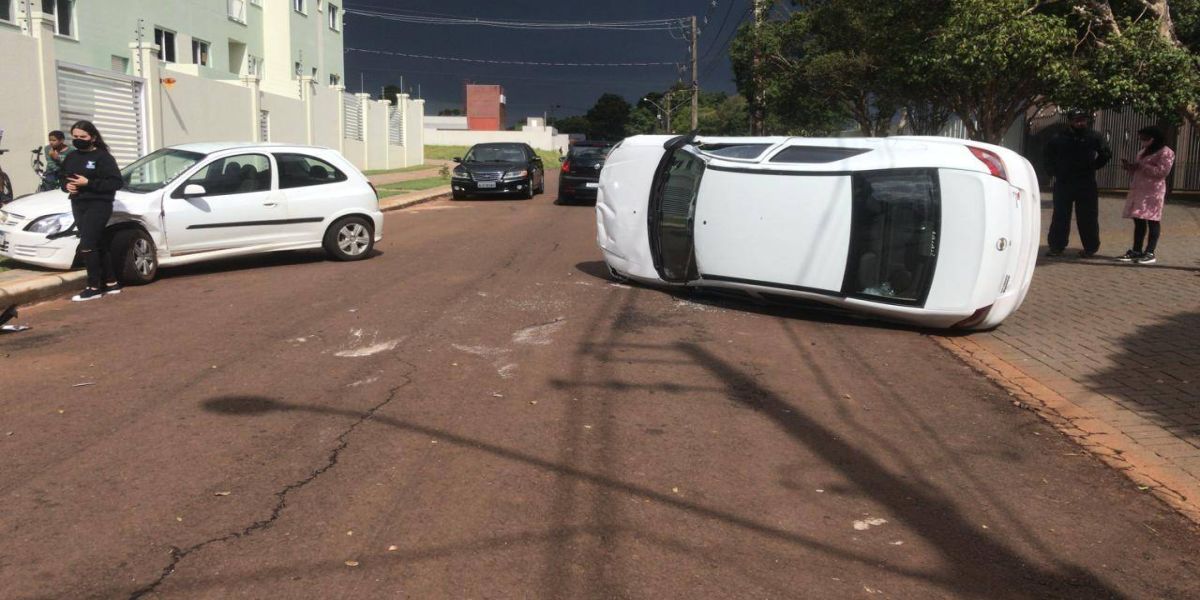 Ao desivar de crianças, Prisma colide em carro estacionado no Bairro Alto Alegre