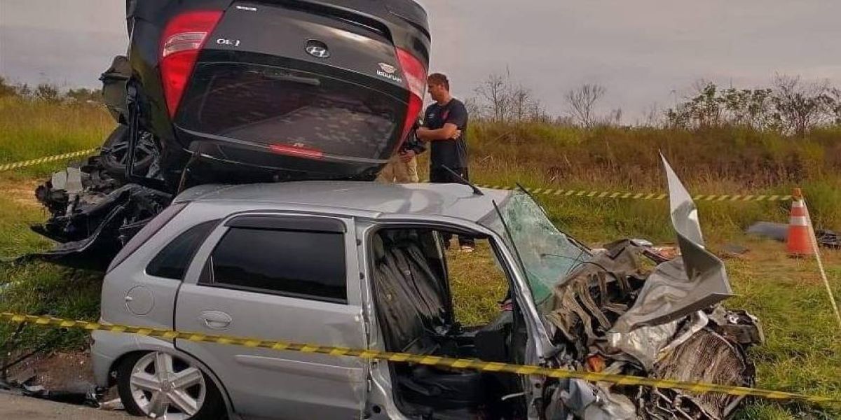 Mulher morre em colisão frontal entre carros na BR-277, em Palmeira