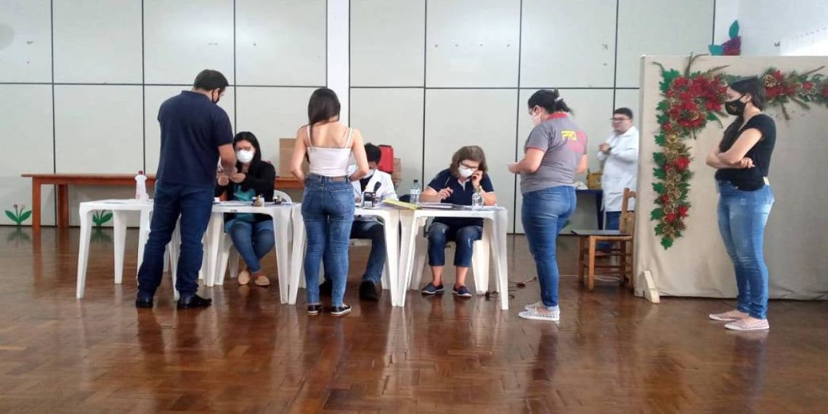 Com doses para população em geral, Paraná aplicou 56,7 mil vacinas no fim de semana